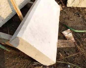 路邊石（80x30x10cm）